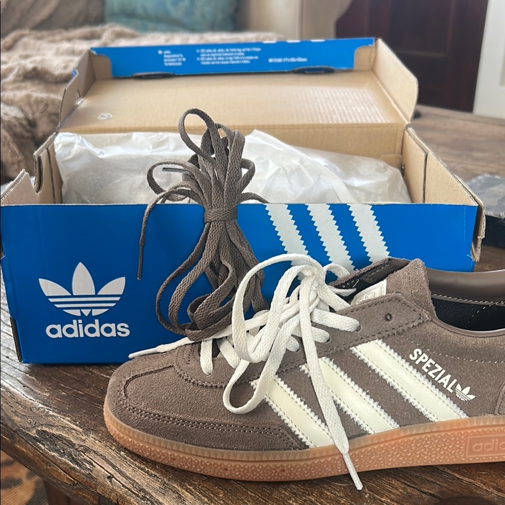 Adidas Handball Spezial Earth/White/Gum Sneakers. Brand New in Box.
